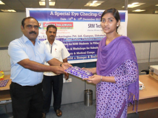 Mr. Head – HR SRM Technologies presened a memonto to Dr. Agarwal's Eye Hospital Team